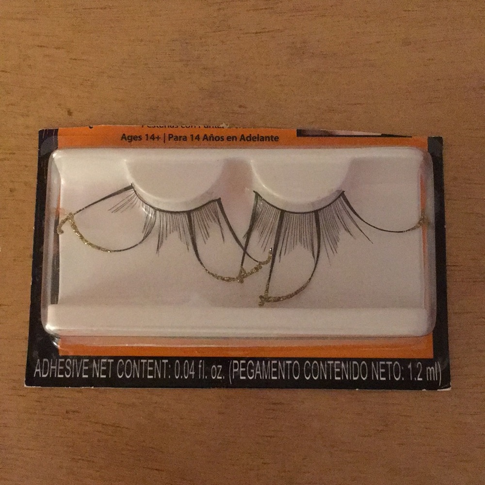 Gold tipped Black eyelashes🖤 Glue included Great for a Halloween 🎃 costume